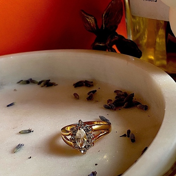 𝅺beautiful gold tone sparkly ring size 6.5 - Picture 3 of 13